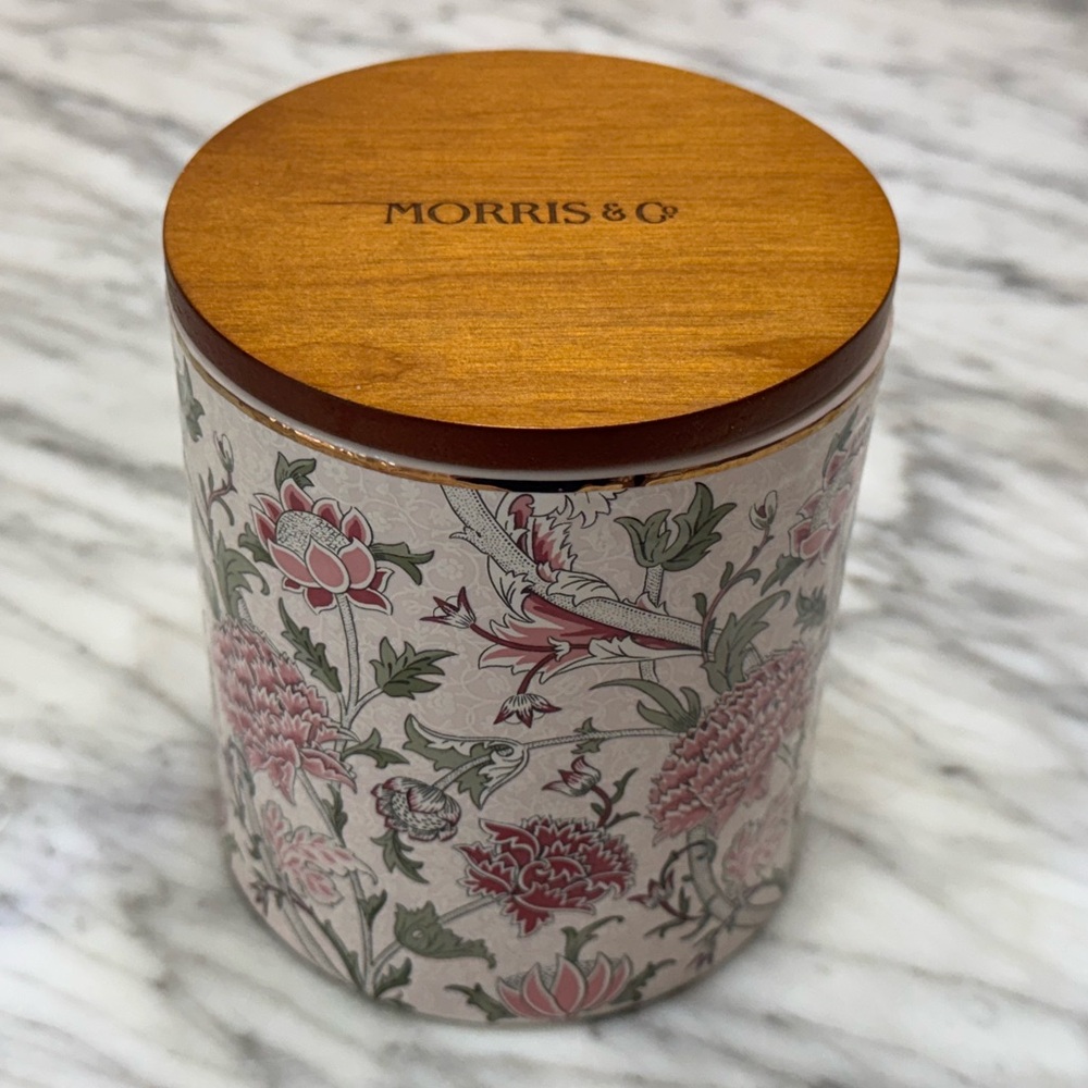 Morris & Co, 21 oz Candle in Ceramic Jar with Wooden Lid, Classic Citrus Scent
